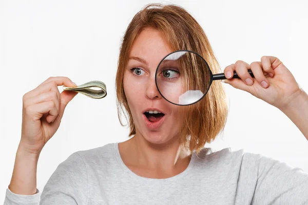 Porträtt Överraskad Kvinna Som Tittar Genom Ett Förstoringsglas Liten Bunt — Stockfoto