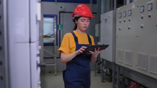 Młoda Inżynier Wchodzi Sali Produkcyjnej Zapisuje Dane Tabletu Nowoczesny Przemysł — Wideo stockowe
