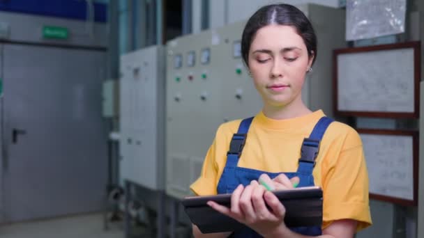 Portrét Mladé Ženské Inženýrky Zaznamenává Údaje Měřiče Tabletu Moderní Průmysl — Stock video