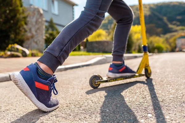 Een Tienerjongen Rijdt Een Scooter Benen Van Dichtbij Onder Zijaanzicht — Stockfoto