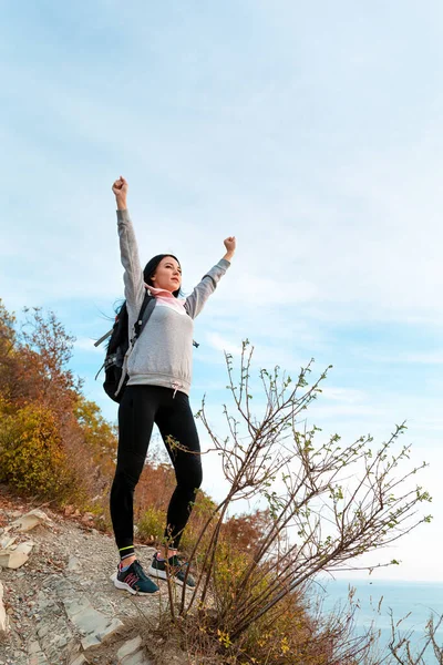 Young Woman Backpack Her Back Raised Her Hands Joy Sky — Φωτογραφία Αρχείου