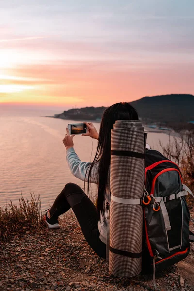 Koncept Pěší Turistiky Sportovní Rekreace Žena Batohem Zády Sedí Skále — Stock fotografie