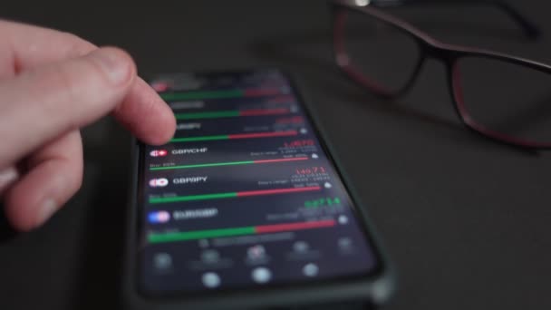 Börskoncept Affärsman Kontrollera Aktiemarknaden Smartphone Hand Och Smartphone Nära Håll — Stockvideo