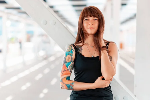 Portrét Mladé Hezké Ženy Tetováním Paži Pózující Stojící Bílého Schodiště — Stock fotografie