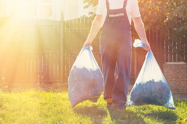 Primer Plano Caminante Uniforme Azul Las Manos Bolsas Basura Luz — Foto de Stock