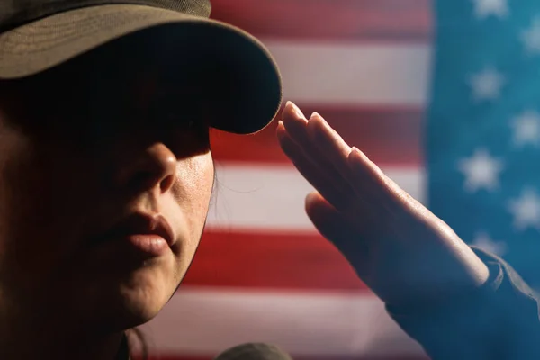 記念日だ アメリカ国旗を背景に 制服を着た女性兵士が敬礼する クローズアップ肖像画 コピースペース アメリカの国民の祝日と愛国心の概念 — ストック写真