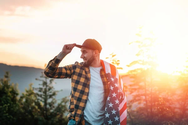 Усміхнений Молодий Чоловік Стоїть Американським Прапором Плечима Захід Сонця Задньому — стокове фото