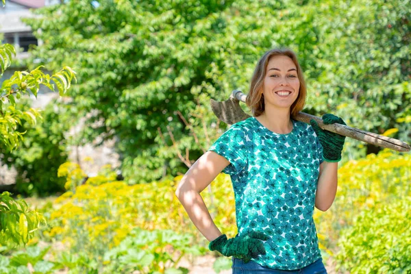 Mujer Joven Con Una Pala Las Manos Jardinería Jardín Concepto — Foto de Stock