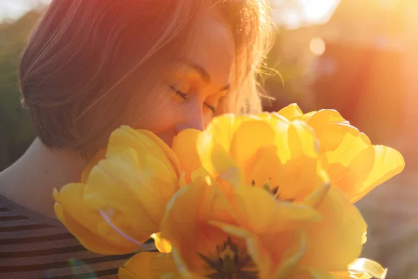 Une Jeune Femme Inhale Odeur Des Fleurs Printanières Des Tulipes — Photo