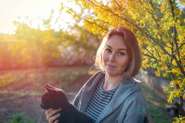 Joven Mujer Bonita Sosteniendo Gato Mascota Puesta Sol Fondo — Foto de Stock