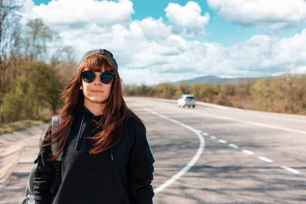 Retrato Mujer Joven Caucásica Con Mochila Gafas Sol Camino Vacío — Foto de Stock