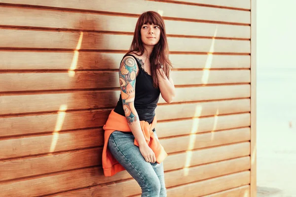 Kolunda Dövmeleri Olan Genç Güzel Bir Kadın Tahta Bir Duvarın — Stok fotoğraf