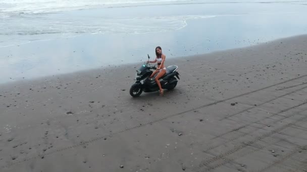 Vista Aérea Una Joven Traje Baño Sentada Moto Playa Negra — Vídeos de Stock