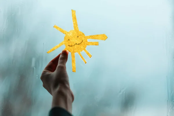 Die Hand Eines Kindes Hält Die Aus Filz Ausgeschnittene Sonne — Stockfoto