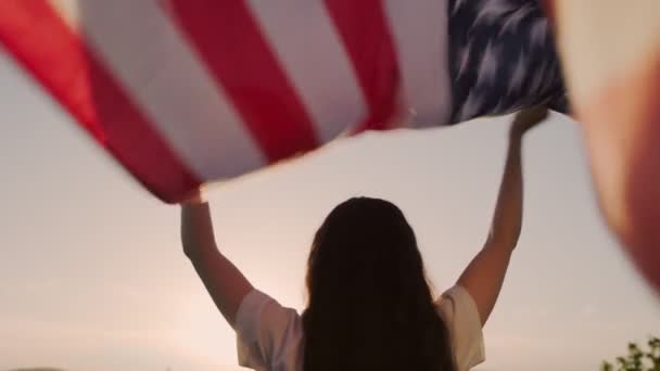 Patriotismus Eine Frau Schwenkt Eine Amerikanische Flagge Über Ihrem Kopf — Stockvideo