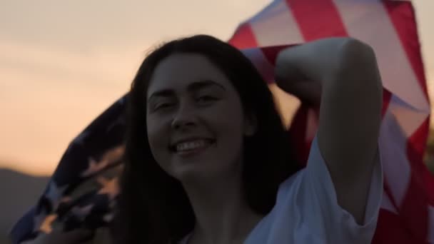 Dia Independência Jovem Feliz Com Uma Bandeira Americana Atira Para — Vídeo de Stock