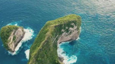 Dağın ve okyanusun havadan görünüşü. İHA görüntüsü. Bali.