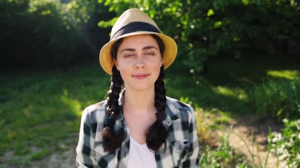 Portrait Une Jeune Femme Souriante Portant Chapeau Paille Avec Des — Video