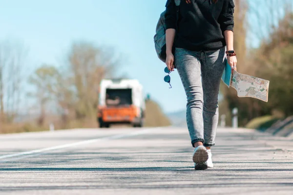 Una Mujer Camina Por Camino Con Gafas Mapa Papel Las — Foto de Stock