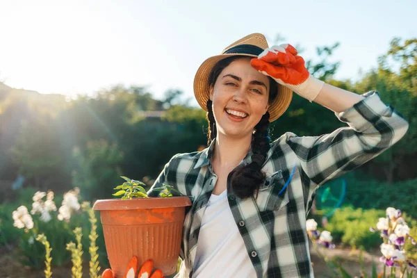 Retrato Una Joven Mujer Feliz Con Sombrero Paja Sosteniendo Una — Foto de Stock