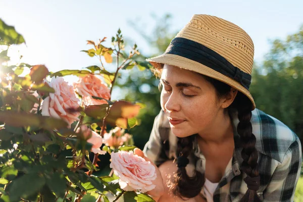 Porträt Einer Hübschen Frau Mit Strohhut Die Garten Sitzt Und — Stockfoto