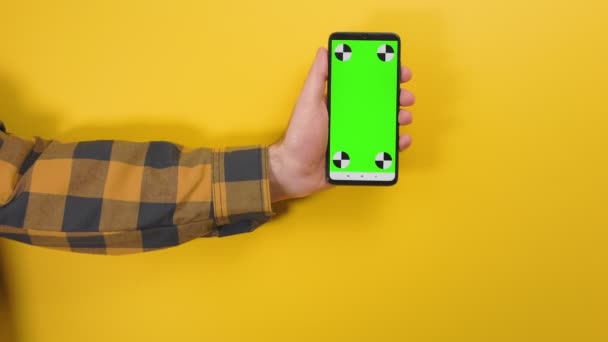 Man Hand Met Een Mobiele Telefoon Met Verticale Groene Chroma — Stockvideo