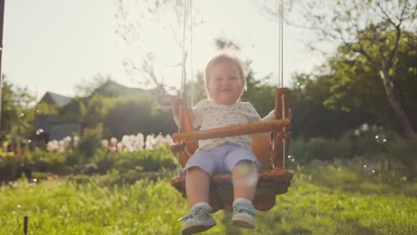 Joyeux Tout Petit Fille Qui Amuse Sur Une Balançoire Regardant — Video