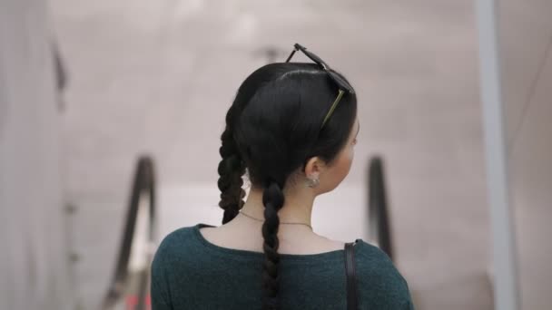 Une Femme Trébuche Dans Escalator Continue Vue Dessus Temps Réel — Video