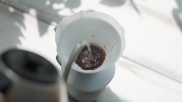 Процесс Приготовления Залить Кофе Фильтр Молотым Кофе Наполнен Кипящей Водой — стоковое видео