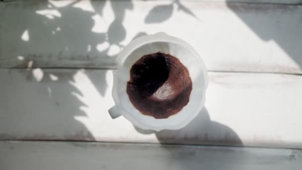 Dłonie Kobiety Usuwają Filtr Pokazując Filiżankę Gorącej Świeżo Parzonej Kawy — Wideo stockowe