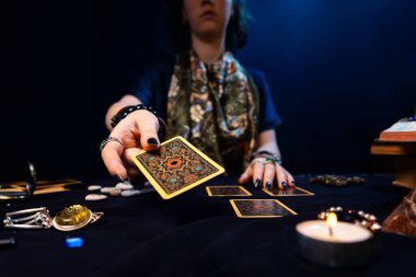 Haritacılık. Kâğıt üzerinde falcılık. Falcı bir Tarot kartı verdi. Kehanet, astroloji ve ezoterizm kavramı..