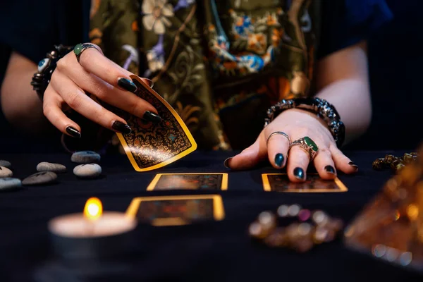 Cartomancy Fortune Telling Kaarten Een Waarzegster Legt Tarotkaarten Neer Doe — Stockfoto