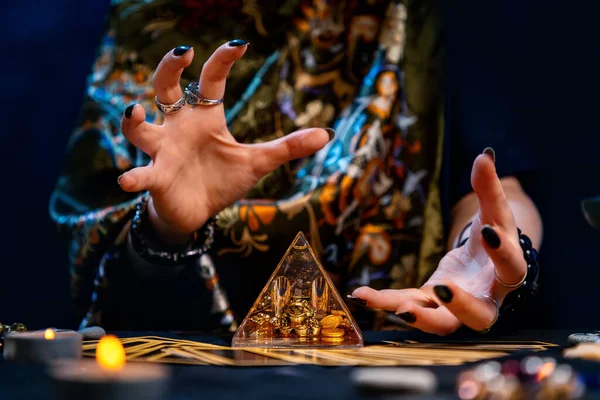 Ведьма Гадает Колдует Над Стеклянной Пирамидой Руки Крупным Планом Концепция — стоковое фото