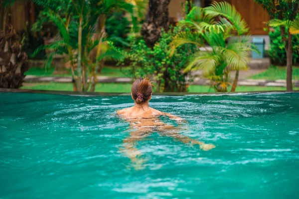 Verano Una Mujer Bronceada Está Nadando Piscina Vista Trasera Concepto — Foto de Stock