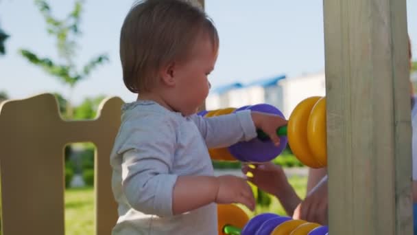 Caucasien Mignon Bébé Fille Jouer Sur Terrain Jeu Plein Air — Video