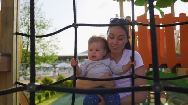 Une Jeune Mère Caucasienne Joue Avec Son Enfant Sur Terrain — Video