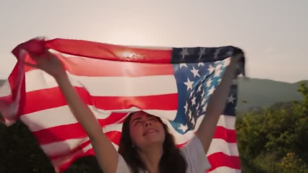 Dia Independência Uma Jovem Mulher Feliz Agitando Uma Bandeira Americana — Vídeo de Stock