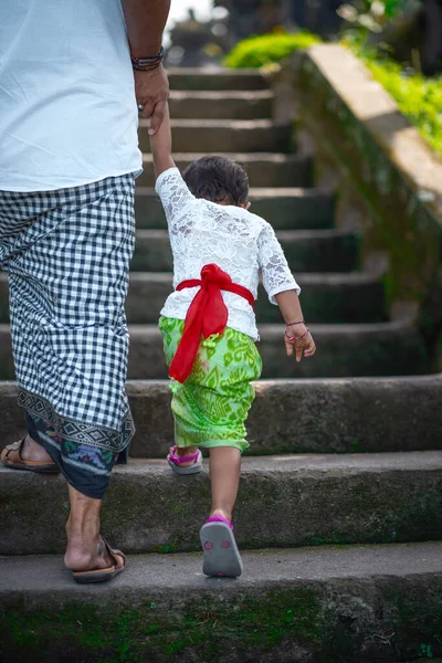 Πατέρας Και Γιος Κρατήστε Χέρια Και Ανεβείτε Τις Σκάλες Ινδονησιακή — Φωτογραφία Αρχείου