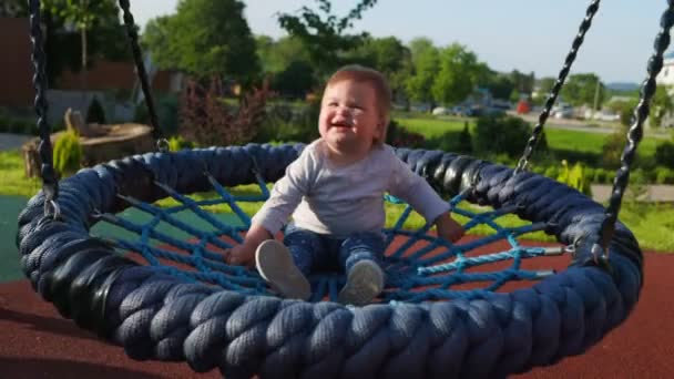 Lindo Niño Caucásico Balanceándose Patio Aire Libre Tiempo Real Feliz — Vídeos de Stock