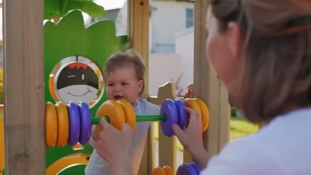 Vit Söt Liten Flicka Som Leker Lekplatsen Med Sin Mamma — Stockvideo