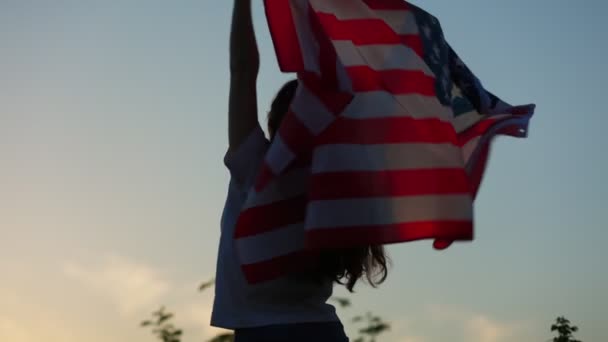 Neşeli Bir Kadın Kutlaması Amerikan Bayrağı Sallıyor Günbatımı Gökyüzünün Arka — Stok video