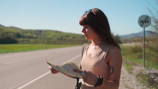 Stopem Portrét Mladé Hezké Ženy Stojící Silnice Dívající Papírovou Mapu — Stock video