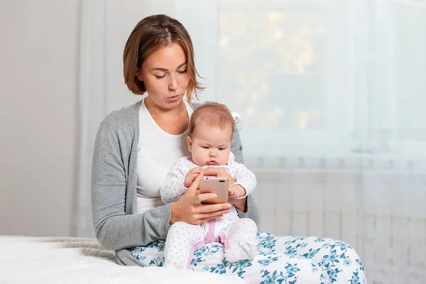 Mother Holds Child Her Arms Shows Him Something Her Smartphone — Stock Photo, Image