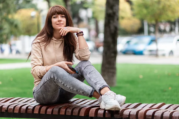 Erholung Stadtpark Ein Lächelndes Hübsches Mädchen Sitzt Mit Einem Handy — Stockfoto