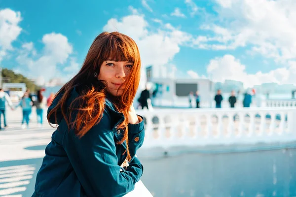 Vacaciones Mar Retrato Una Hermosa Mujer Sonriente Apoyada Una Balaustrada — Foto de Stock