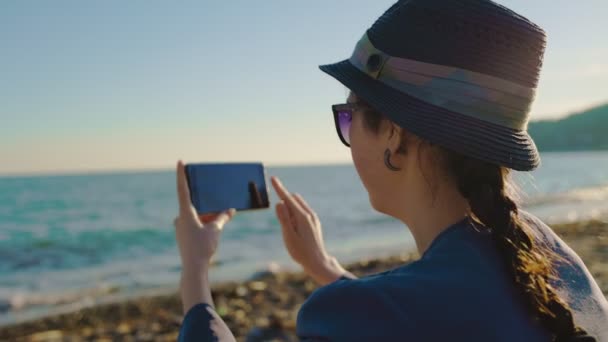 Mujer Joven Con Sombrero Paja Toma Una Selfie Toma Video — Vídeo de stock