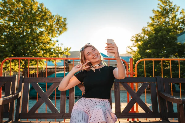 Ung Lycklig Kvinna Poserar För Selfie Sin Telefon Begreppet Sociala — Stockfoto