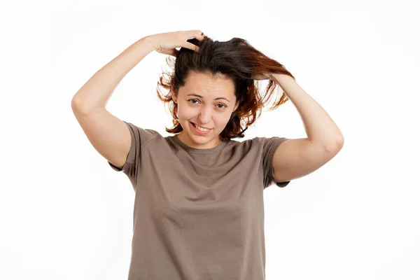 Žena Ustaraně Tiskne Ruce Vlasům Bílé Pozadí Koncept Péče Vlasy — Stock fotografie