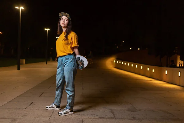 Caucasian Teenage Girl Stand Skateboard Her Hands Posing Night Street — Stock Fotó