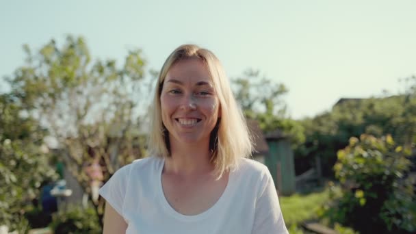 Eine Lächelnde Frau Hält Einen Bund Frisch Gepflückten Salats Den — Stockvideo